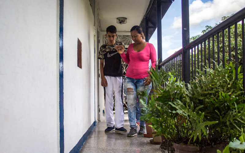 Oscar Navarrete aprende a caminar - Foto Valeria Pedicini