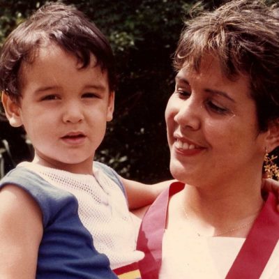 Gloria Pino junto a su hijo.