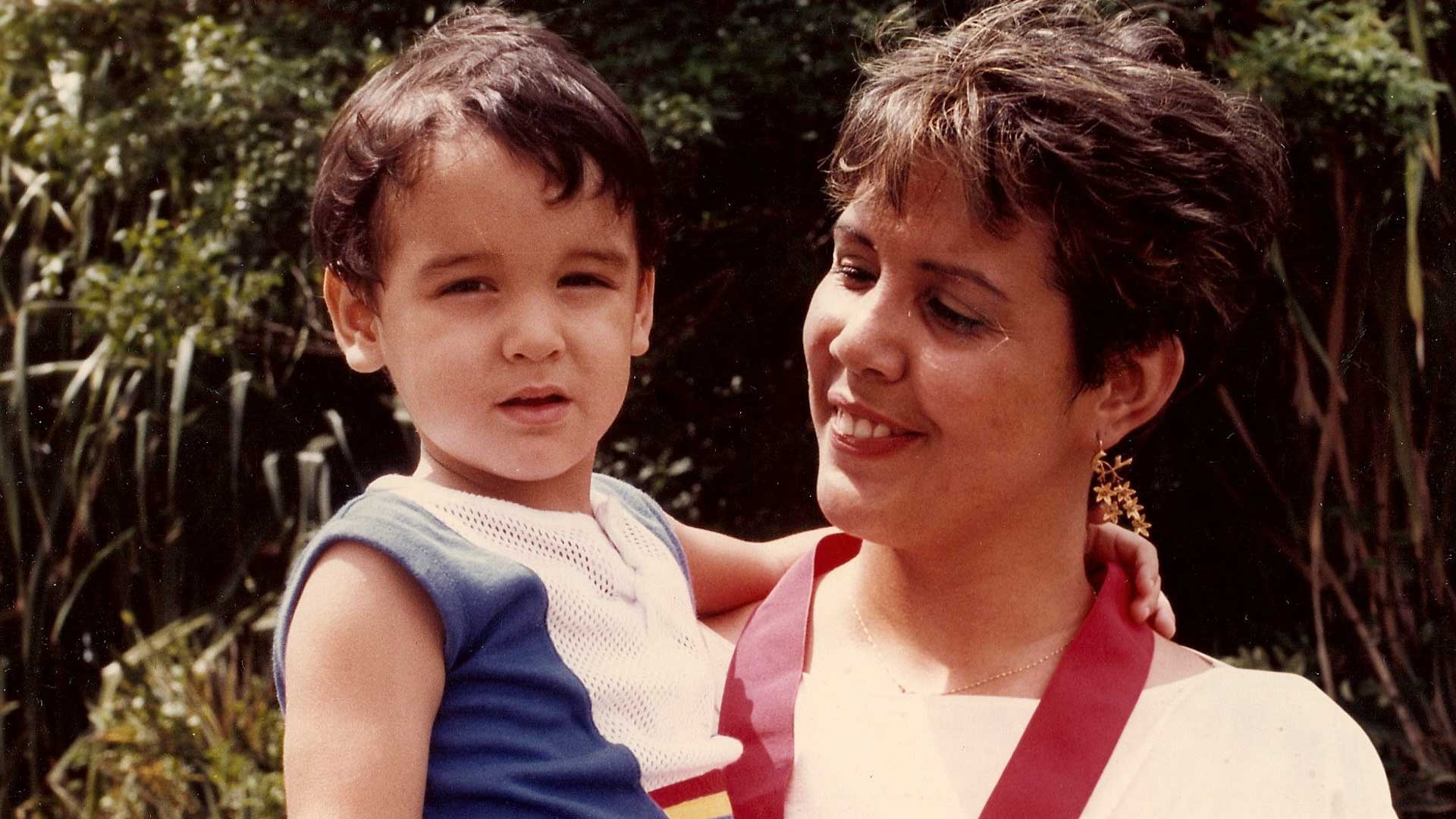 Gloria Pino junto a su hijo.