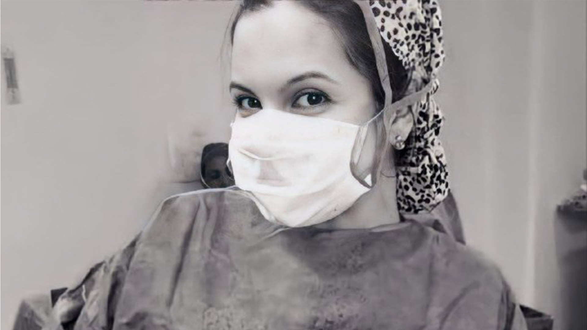 Doctora con mascarilla.