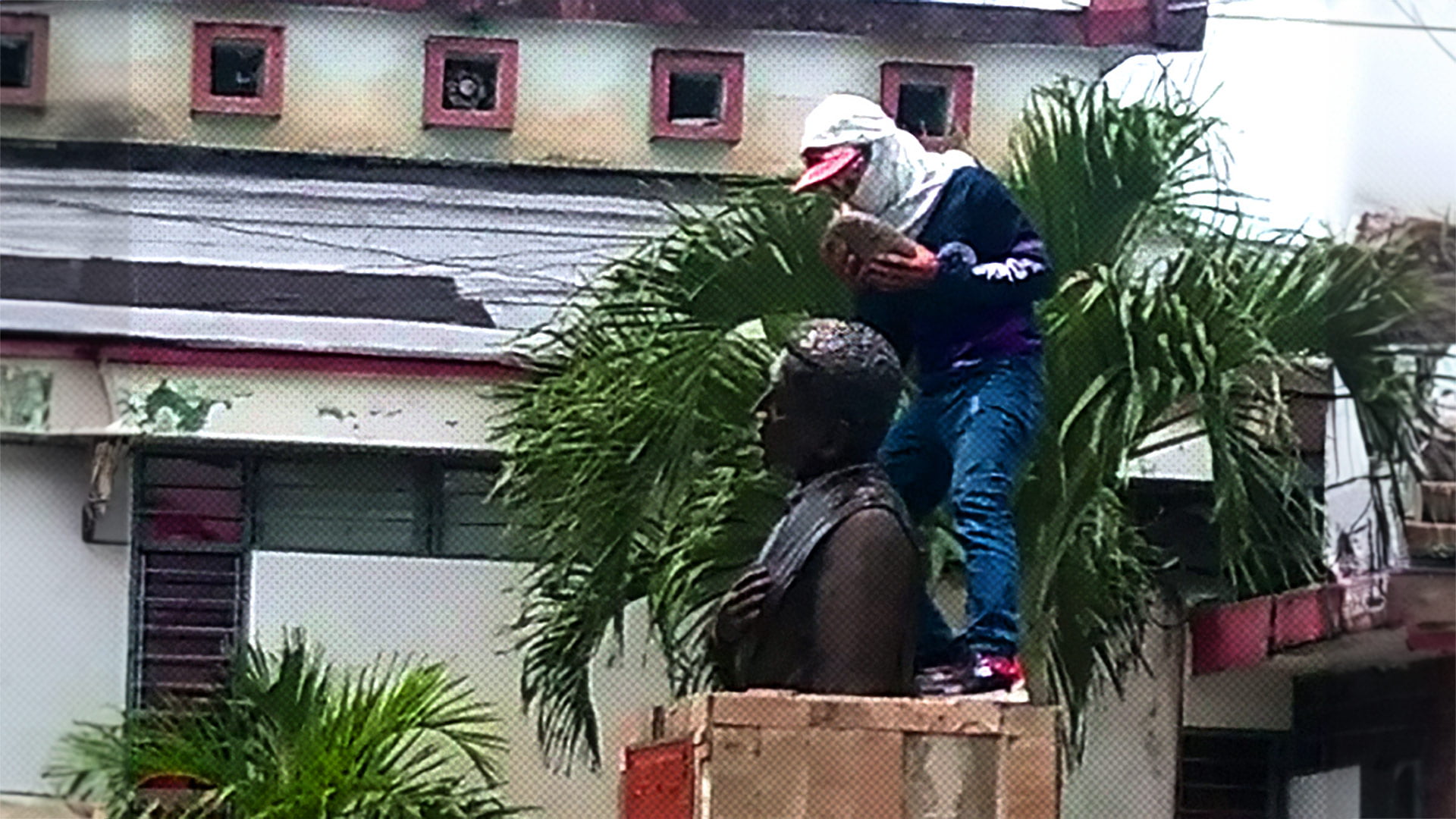 Sobre las ideas que se van extinguiendo - Estatuas de Chávez
